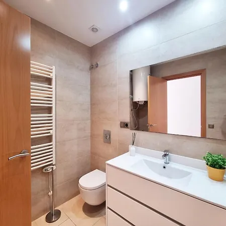 Centrally Located In L Escala *